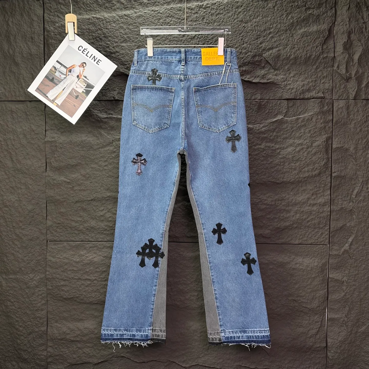 P270 GALLERY DEPT. Co-branded 2025 new black cross-leather stitching couple's style loose washed flared jeans 🔥High version🔥High version🔥 Top ceiling quality Styles with different washed textures are very friendly to people with thin legs and thick legs. The slightly flared version is very flattering to the leg shape. Moderate length that never goes out of style, easy and casual to match, basic styling for various styles, a must-have in the wardrobe! The fabric is stiff but also makes the upper body soft without losing texture. The washing process is even more perfect. It is a must-have item for everyone! ! ! Washed wheat, tag, pants label, three complete labels Color: washed black, washed blue Size: 28, 30, 32, 34 (four sizes)